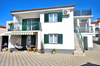 Vodice – Hiša z 2 stanovanji, 150 m od plaže, obnovljeno 2025