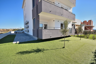 Vodice, stanovanje z vrtom in pogledom na morje