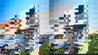 Vodice - **NOVOGRADNJA** S2 kuća s bazenom na mirni lokaciji