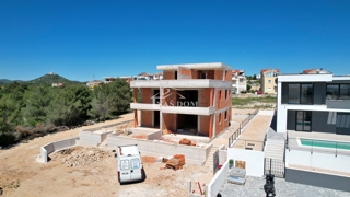 Vodice - **NOVOGRADNJA** S4 stan s krovno teraso, pogled na morje