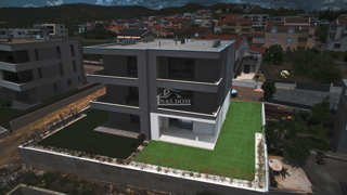 Vodice - Stanovanje S2 z vrtom, 300 m od plaže