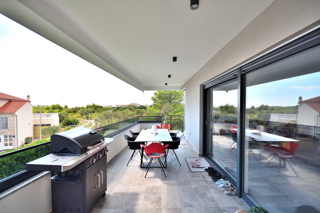 Vodice - opremljeno stanovanje v pritličju z vrtom in pogledom na morje, 300 m od plaže