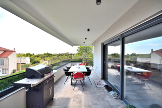 Vodice - opremljeno stanovanje v pritličju z vrtom in pogledom na morje, 300 m od plaže