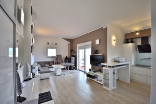 Vodice - opremljeno dvosobno stanovanje z veliko teraso