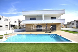 Vodice - Samostojna hiša s 3 apartmaji, garažo in bazenom