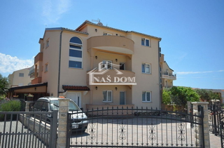 Vodice - Apartmanska hiša s 6 apartmaji