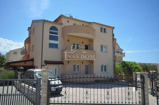 Vodice - Apartmanska hiša s 6 apartmaji