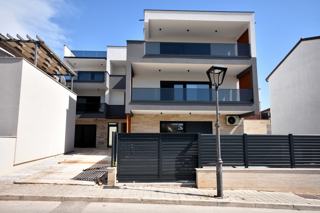 Vodice - Apartma S4 z vrtom, 50m od plaže
