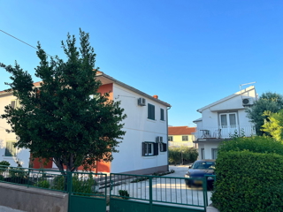 Vodice - apartmajska hiša s bazenom, 400 m od centra