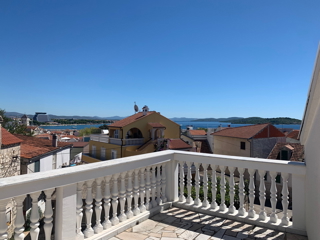 Vodice - Center Hiša s strešno teraso, pogled na morje