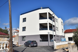 Vodice - **NOVOGRADNJA** S2 stanovanje, 1. nadstropje, 450 m od plaže