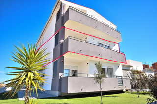 Dvosobno stanovanje v prvem nadstropju z razgledom na morje