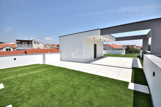 Vodice - NOVOGRADNJA, S2 hiša s strešno teraso, pogled na morje, 150 m od plaže