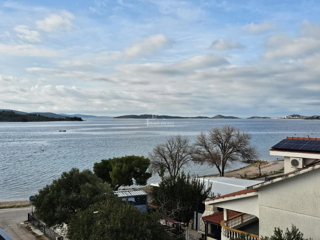 Vodice-Srima - penthouse v prvi vrsti ob morju
