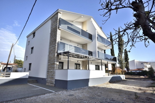 Vodice - novouređeni udoban stan u prizemlju s vrtom, 300 m od plaže