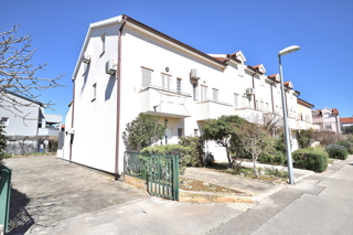 Vodice, Srima - troetažno stanovanje 450 m od plaže