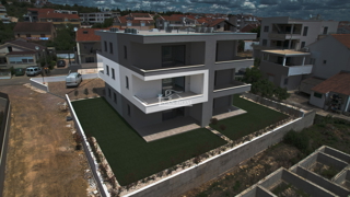 Vodice - Stanovanje S3 v prvem nadstropju z razgledom na morje, 300 m od plaže