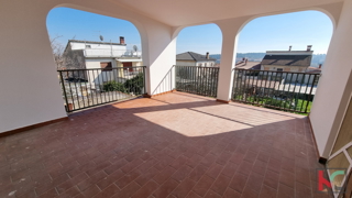 Pula, naselje Šišan, etaža hiše 134m2 s 400m2 vrta/odprt pogled na mesto, #prodaja