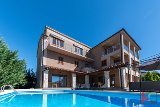 ISTRA, VOLME, STAN 240,65 M2 S 190 M2 OKUĆNICE IN PRIVATNIM BAZENOM #PRODAJA