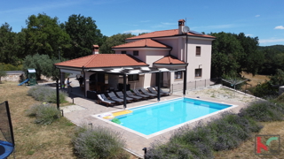 Rovinj, kombinacija moderne in rustikalne vile z bazenom na 2500m2 velikem vrtu