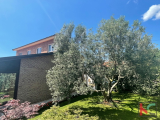Istra, Medulin, Pomer, hiša s 4 apartmaji in urejenim vrtom