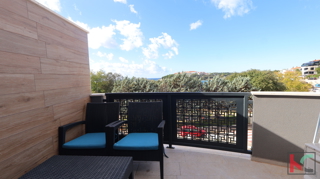 Istra, Pula, Pješčana Uvala, stanovanje v novogradnji 102,5 m2 s pogledom na morje