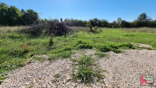 Istra, Loborika, gradbena parcela 892m2 pravilnega formata