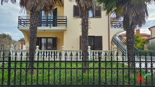 Istra, Poreč, samostojna hiša s tremi apartmaji in garažo, urejen vrt, blizu plaže, #prodaja