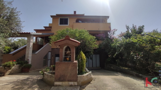 Istra, Pula, Šišan, družinska hiša na parceli 3731 m2