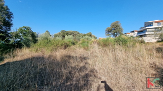 Istra, Banjole, gradbeno zemljišče 2020m2, 50m od morja