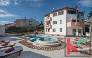 Istra, Pula, počitniška apartmajska hiša z bazenom na urejenem vrtu, 350 m od morja