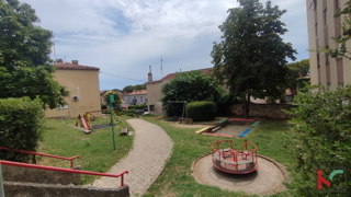 Istra, Pula, širši center, družinsko stanovanje 2SS+DB 57,31m2 v starejši novogradnji za prenovo, #prodaja