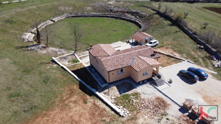 Istra, Svetvinčenat, hiša 237m2 v novogradnji z bazenom na mirni lokaciji