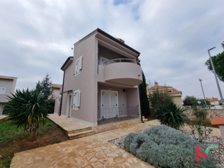 Istra, Medulin, počitniška hiša z dvema apartmajema, 200m od plaže, #prodaja