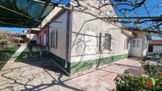 Istra, Banjole, hiša 48m2 na 125m2 vrta, za adaptacijo, #prodaja