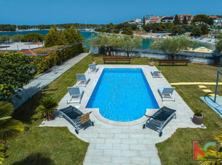 Istra, Pula, Pješčana Uvala, hiša z bazenom na ekskluzivni lokaciji, tik ob morju in plaži