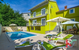 Istra, Pula, obnovljena hiša z bazenom in urejenim vrtom 311m2, garaža