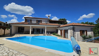 Žminj, lepa vila na samem z velikim vrtom, igriščem in bazenom na zemljišču 2350m2 #prodaja