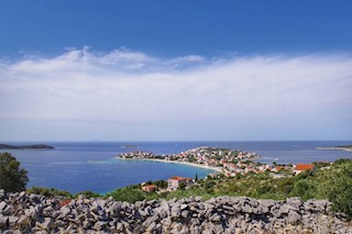 Večje kmetijsko posestvo ob morju