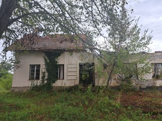 Plaški - prodaja hiše za obnovo z velikim zemljiščem