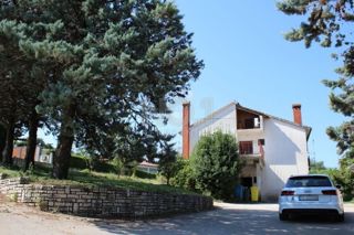 Pazin - družinska hiša z 2 apartmajema in prostornim vrtom