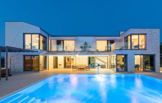 Karojba - luksuzna vila z bazenom, jacuzzijem in savno