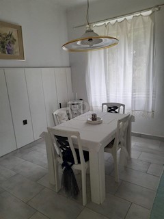 Crikvenica - odlično stanovanje v stari vili na Črnem Molu!
