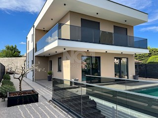 Svetvinčenat - luksuzna moderna vila z bazenom in prostorom za sončenje