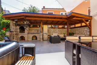 Mali Lošinj - prodaja lepo urejene hiše za investicijo