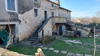 Višnjan - prodaja starine za obnovo z vrtom