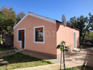 Jadranovo - prodaja hiše z vrtno hišo