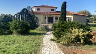 Medulin - vila prva vrsta do morja s prostornim vrtom!