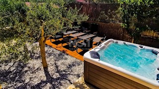 Medulin - prodaja 2 hiš z urejenim turističnim oddajanjem