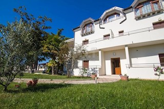 Umag, okolica - vila z namestitvenimi enotami 100 m od morja